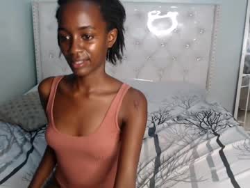 ebonypetitequee